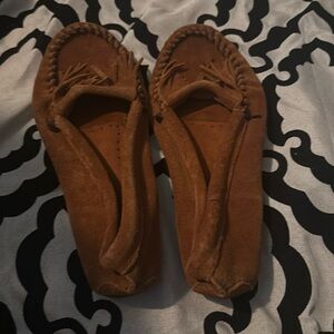 Minnetonka moccasins new without tags